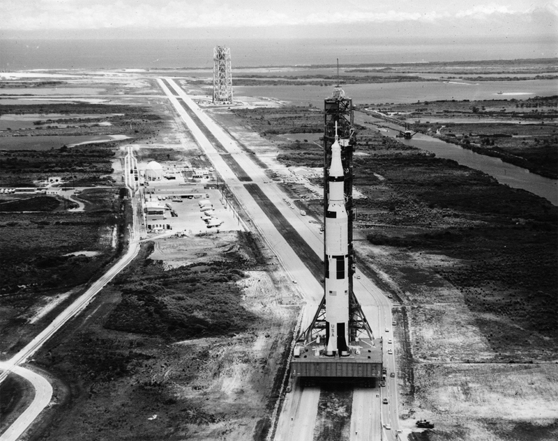 Illustration for article titled Amazing photos from NASA's vaults show how they assembled Apollo 11